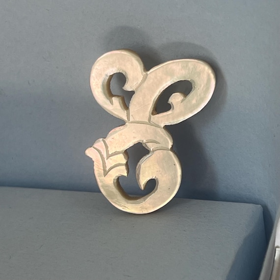Vintage E initial pin in pearlescent faux shell - image 5