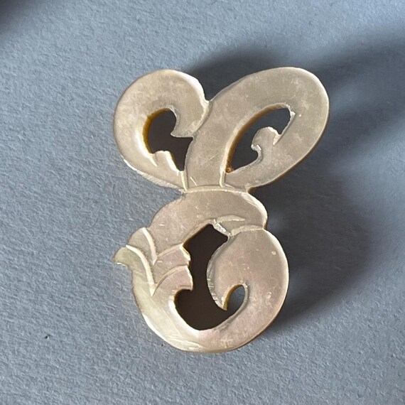 Vintage E initial pin in pearlescent faux shell - image 3