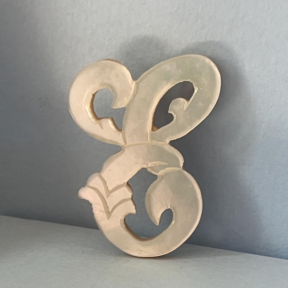 Vintage E initial pin in pearlescent faux shell - image 4