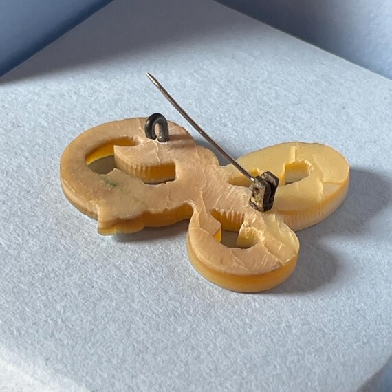 Vintage E initial pin in pearlescent faux shell - image 9