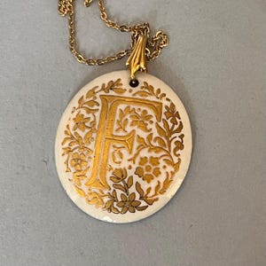 Colgante vintage con inicial F