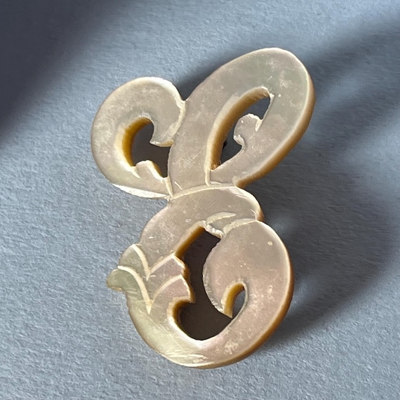 Vintage E initial pin in pearlescent faux shell - image 1