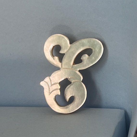 Vintage E initial pin in pearlescent faux shell - image 6
