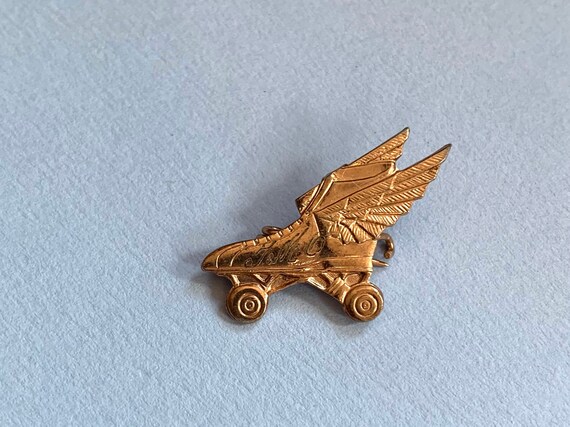 Charming engraved vintage roller skate pin - image 5