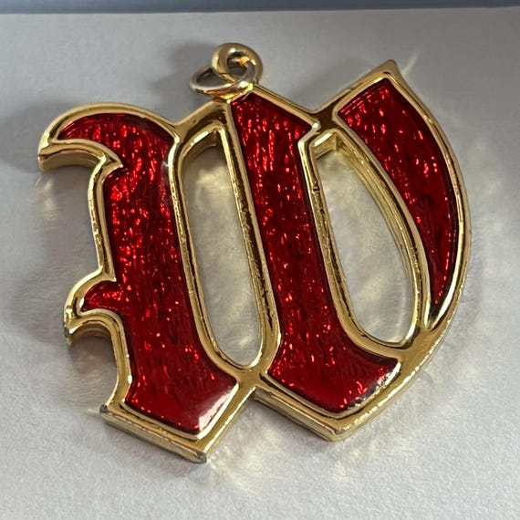 Oversize W initial statement pendant - image 8