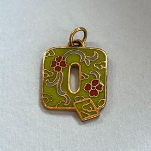 Colgante vintage de esmalte con inicial Q