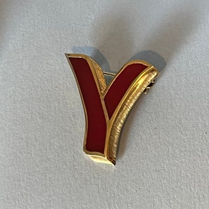 Pin inicial Y vintage en esmalte rojo y dorado