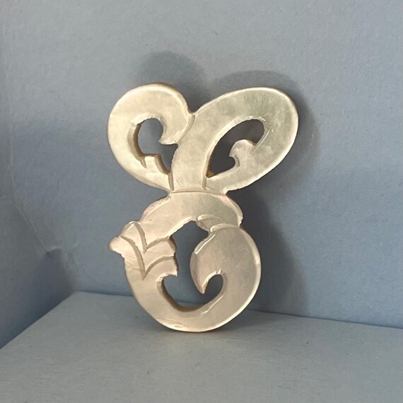 Vintage E initial pin in pearlescent faux shell - image 2