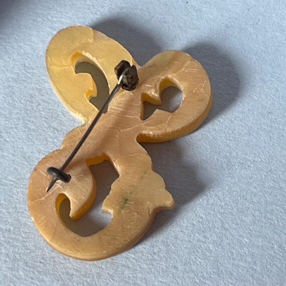 Vintage E initial pin in pearlescent faux shell - image 8