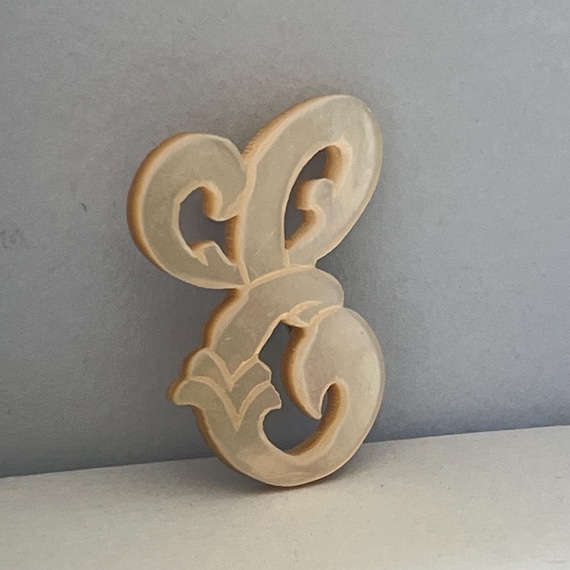 Vintage E initial pin in pearlescent faux shell - image 7