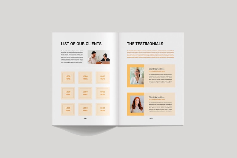 Op de afbeelding: Een open boek met twee pagina's. De linkerpagina heeft de titel "LIJST VAN ONZE KLANTEN" en bevat tekst, afbeeldingen en logo-plaatsaanduidingen. De rechterpagina, getiteld "DE GETUIGENISSEN", toont foto's van klanten en tekstvakken. De achtergrond is lichtgrijs.