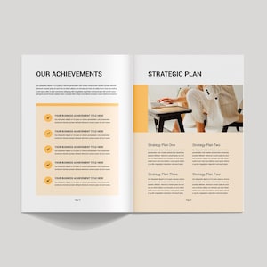 Op de afbeelding: Open boek met de titels "ONZE PRESTATIES" en "STRATEGISCH PLAN". De linkerpagina heeft een lijst met vinkjes, terwijl de rechterpagina een persoon met een laptop toont. De pagina's hebben een cr&egrave;me- en geel kleurenschema.