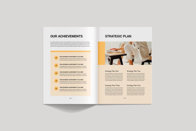 Op de afbeelding: Open boek met de titels "ONZE PRESTATIES" en "STRATEGISCH PLAN". De linkerpagina heeft een lijst met vinkjes, terwijl de rechterpagina een persoon met een laptop toont. De pagina's hebben een cr&egrave;me- en geel kleurenschema.