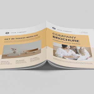 Op de afbeelding: Open bedrijfsbrochure met een lichtbeige en geel kleurenschema. De brochure bevat de tekst "Company Brochure" en "Get in Touch With Us". De brochure bevat afbeeldingen van werkende mensen en decoratieve items.