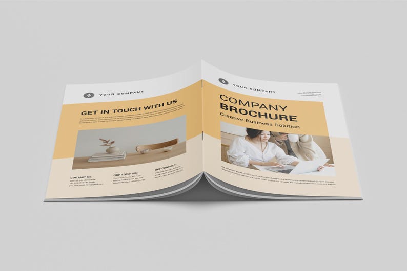 Op de afbeelding: Open bedrijfsbrochure met een lichtbeige en geel kleurenschema. De brochure bevat de tekst "Company Brochure" en "Get in Touch With Us". De brochure bevat afbeeldingen van werkende mensen en decoratieve items.