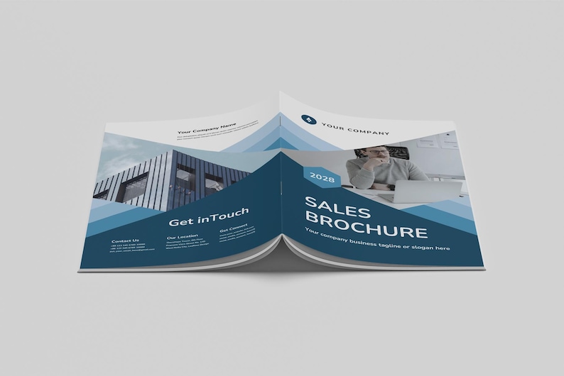 Pode incluir: Um folheto azul e cinza com o texto "Sales Brochure" e "Your company business tagline or slogan here". O folheto tamb&eacute;m apresenta uma foto de uma pessoa trabalhando em um laptop.