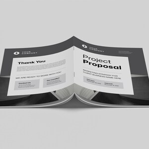 K&ouml;nnte beinhalten: Eine schwarz-wei&szlig;e Projekt-Vorschlagsbrosch&uuml;re mit dem Text "Project Proposal" und "Marketing Strategy for [Client Business Name Here]" auf dem vorderen Umschlag.