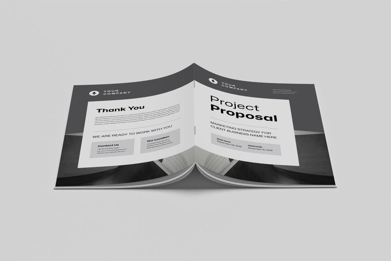 K&ouml;nnte beinhalten: Eine schwarz-wei&szlig;e Projekt-Vorschlagsbrosch&uuml;re mit dem Text "Project Proposal" und "Marketing Strategy for [Client Business Name Here]" auf dem vorderen Umschlag.