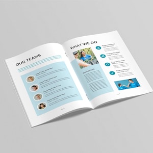 Puede incluir: P&aacute;gina de revista abierta con los t&iacute;tulos "NUESTROS EQUIPOS" y "QU&Eacute; HACEMOS". Las p&aacute;ginas presentan fotos, texto y gr&aacute;ficos. La p&aacute;gina izquierda tiene fotos de los miembros del equipo. La p&aacute;gina derecha tiene una foto de personas trabajando y vi&ntilde;etas.