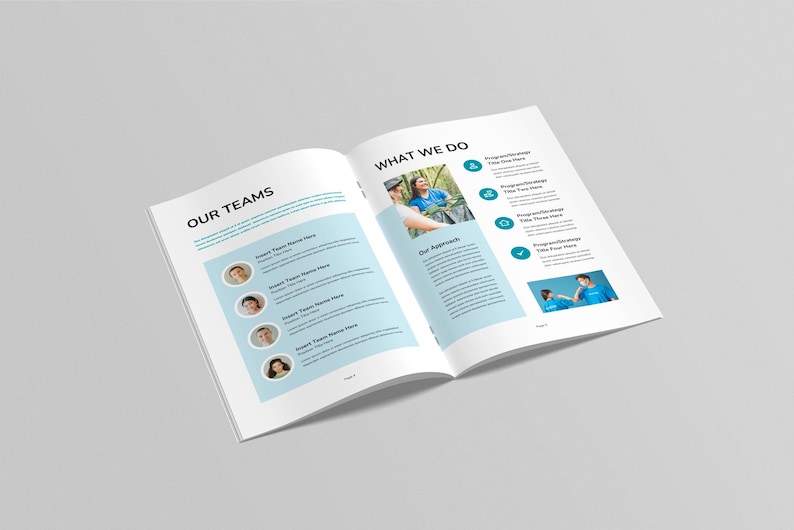 Puede incluir: P&aacute;gina de revista abierta con los t&iacute;tulos "NUESTROS EQUIPOS" y "QU&Eacute; HACEMOS". Las p&aacute;ginas presentan fotos, texto y gr&aacute;ficos. La p&aacute;gina izquierda tiene fotos de los miembros del equipo. La p&aacute;gina derecha tiene una foto de personas trabajando y vi&ntilde;etas.