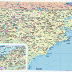Może przedstawiać: Szczegółowa mapa Karoliny Północnej, z mniejszą mapą wstawkową otaczających ją stanów. Mapa przedstawia miasta i cechy geograficzne w różnych kolorach na żółto-niebieskim tle. Ocean Atlantycki jest widoczny po wschodniej stronie.