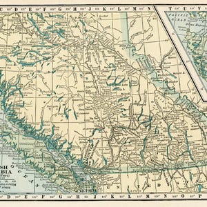 Può includere: Una mappa vintage della British Columbia, Canada, che mostra la parte meridionale della provincia. La mappa è in formato griglia con linee di longitudine e latitudine. La mappa mostra le principali città, i paesi, i fiumi e i laghi. La mappa è di colore marrone chiaro con linee blu per le caratteristiche dell'acqua.