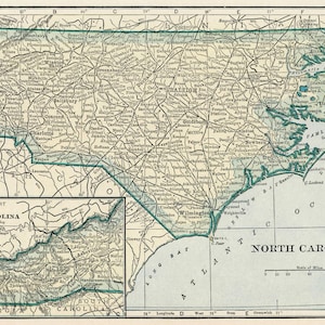 Può includere: Una mappa vintage della Carolina del Nord, che mostra le principali città, paesi e fiumi dello stato. La mappa è divisa in due sezioni, con la parte occidentale dello stato mostrata in una mappa di inserzione più piccola. La mappa è stampata in bianco e nero, con accenti blu e verdi.