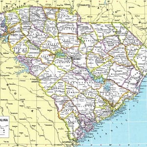 K&ouml;nnte beinhalten: Eine detaillierte Karte von South Carolina mit den County-Grenzen, St&auml;dten und geografischen Merkmalen. Die Karte enth&auml;lt den Namen des Staates und den Ma&szlig;stab, mit einem K&uuml;stenbereich in Blau. Die Karte ist mit "South Carolina 165" beschriftet.