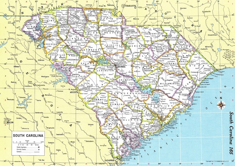 K&ouml;nnte beinhalten: Eine detaillierte Karte von South Carolina mit den County-Grenzen, St&auml;dten und geografischen Merkmalen. Die Karte enth&auml;lt den Namen des Staates und den Ma&szlig;stab, mit einem K&uuml;stenbereich in Blau. Die Karte ist mit "South Carolina 165" beschriftet.