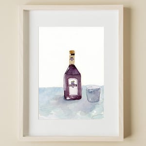 Könnte beinhalten: Aquarellmalerei einer lila Flasche mit goldenem Korken und einem kleinen Glas. Die Flasche hat ein weißes Etikett. Das Gemälde ist in einem hellen Holzrahmen gerahmt. Der Hintergrund ist eine hellblaue und weiße Aquarellwäsche.