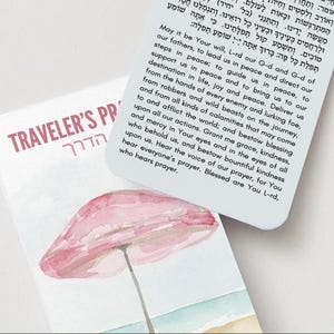 K&ouml;nnte beinhalten: Zwei Gebetskarten mit Text auf Englisch und Hebr&auml;isch. Eine Karte zeigt eine Aquarellillustration eines rosa Sonnenschirms &uuml;ber blauen und gr&uuml;nen Aquarellwellen. Die andere Karte hat englischen Text.