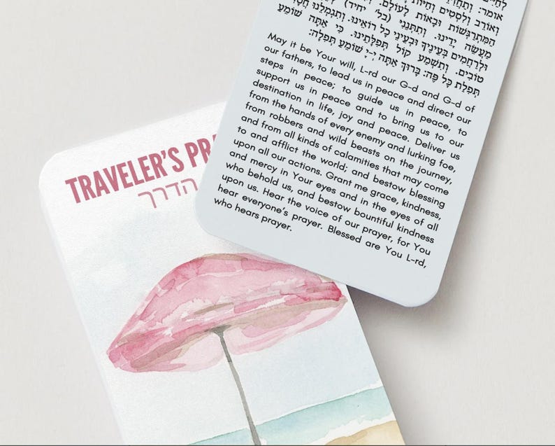 K&ouml;nnte beinhalten: Zwei Gebetskarten mit Text auf Englisch und Hebr&auml;isch. Eine Karte zeigt eine Aquarellillustration eines rosa Sonnenschirms &uuml;ber blauen und gr&uuml;nen Aquarellwellen. Die andere Karte hat englischen Text.