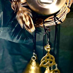 Handgemaakte Keltische heksenbellen: messing bedels, triquetra, deurhanger veren