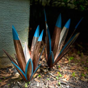 Metal Agave Sculpture –  Desert Yard Art – Blue-Tipped Garden Decor – Rustic Southwest Outdoor Accent – Indoor Boho Succulent
