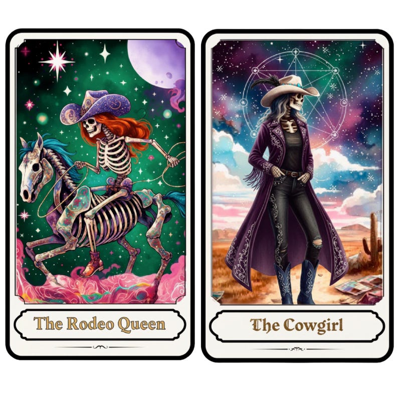 Puede incluir: Dos cartas de tarot con figuras de esqueletos con atuendo occidental. Una carta muestra un esqueleto montando a caballo con el texto "The Rodeo Queen". La otra carta representa a una vaquera esqueleto con el texto "The Cowgirl".