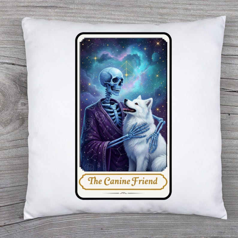 Puede incluir: Coj&iacute;n blanco con dise&ntilde;o de carta de tarot. La carta representa un esqueleto con una t&uacute;nica morada abrazando a un perro blanco sobre un fondo c&oacute;smico. El texto "The Canine Friend" est&aacute; en la parte inferior.