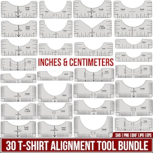 Puede incluir: Un conjunto de herramientas de alineación de camisetas grises con medidas en pulgadas y centímetros. Las herramientas están diseñadas para varios tamaños, incluidos jóvenes y adultos, y presentan el texto "30 T-SHIRT ALIGNMENT TOOL BUNDLE".