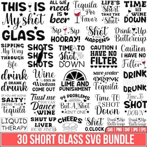 Puede incluir: Una colección de diseños de texto en blanco y negro para vasos de chupito, con frases como "Time to Wine Down", "Drink Drunk" y "Shot Happens". Incluye el título "30 Short Glass SVG Bundle".