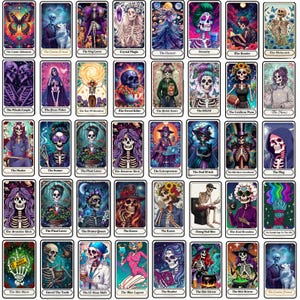 Puede incluir: Un conjunto de cartas de tarot con ilustraciones coloridas de esqueletos en diversas escenas. Cada carta tiene un t&iacute;tulo &uacute;nico, como "El Bailar&iacute;n" o "El Lector", con obras de arte vibrantes y un tema g&oacute;tico.