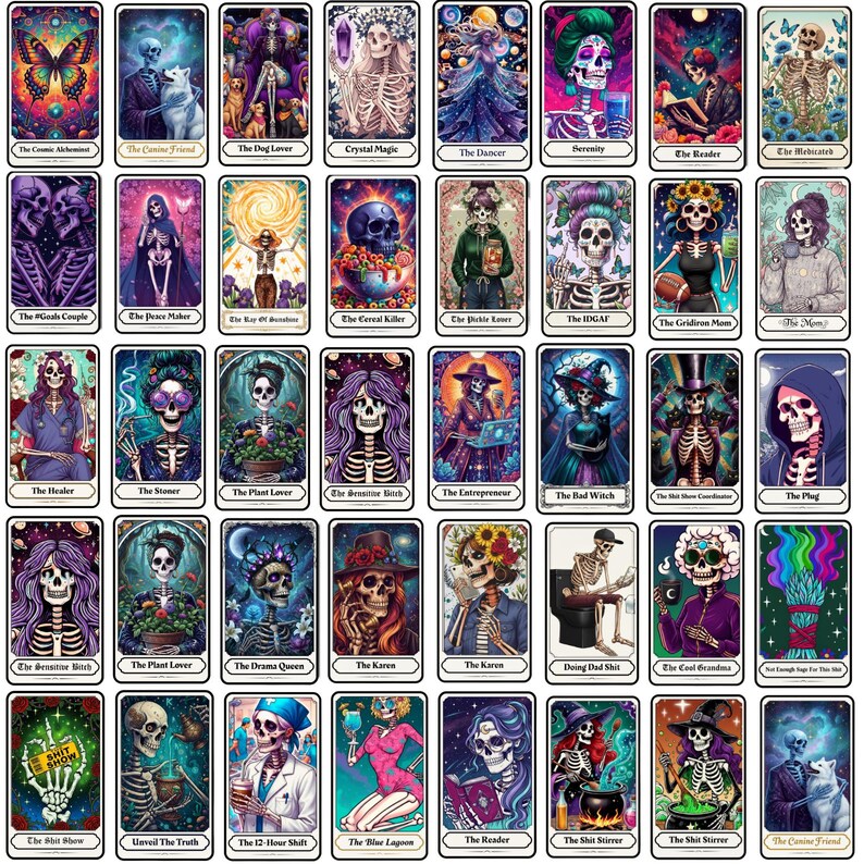 Puede incluir: Un conjunto de cartas de tarot con ilustraciones coloridas de esqueletos en diversas escenas. Cada carta tiene un t&iacute;tulo &uacute;nico, como "El Bailar&iacute;n" o "El Lector", con obras de arte vibrantes y un tema g&oacute;tico.