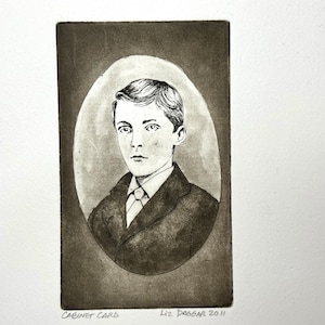 Può includere: Un'incisione in bianco e nero di un giovane ragazzo in abito e cravatta. Il ragazzo sta guardando direttamente lo spettatore. L'incisione è intitolata "Cabinet Card" e firmata "Liz Dagmar 2011".