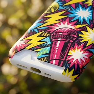 Può includere: Un set di tre tazze in ceramica con finitura opaca e macchiettata. Le tazze sono nei toni del crema, grigio chiaro e grigio scuro. Ogni tazza ha un design semplice e minimalista.