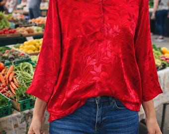 Blusa túnica vintage de satén rojo con estampado floral – Hecha en EE. UU., estilo bohemio de los 90.