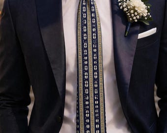 Corbata vintage de seda Napa Martin Wong, azul marino y dorado con rayas geométricas, corbata de diseño artesanal.