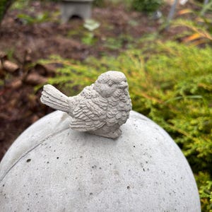 2 Stück im Set. Vögel aus Beton. Kleine Statuen für Garten.