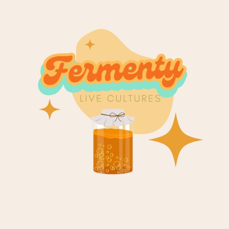 Op de afbeelding: Illustratie van een pot gevuld met amberkleurige vloeistof met bellen, met het label "Fermenty Live Cultures". De pot is afgesloten met een witte doek en touw. Het ontwerp bevat oranje en turquoise tekst en steraccenten op een cr&egrave;mekleurige achtergrond.