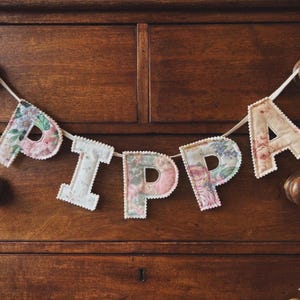Banderines de tela personalizados con nombre para niña y niño / Adorno de pared para habitación infantil hecho a mano / Decoración para habitación infantil / Regalo para baby shower / Letras de tela vintage