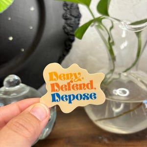 Deny Defend Depose Sticker: Retro Laptop Aufkleber