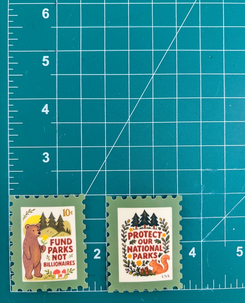K&ouml;nnte beinhalten: Zwei Briefmarken mit gr&uuml;nen R&auml;ndern. Eine zeigt einen B&auml;ren, B&auml;ume und den Text "FUND PARKS NOT BILLIONAIRES". Die andere zeigt ein Eichh&ouml;rnchen, B&auml;ume und den Text "PROTECT OUR NATIONAL PARKS". Beide Briefmarken haben ein Vintage-Design.