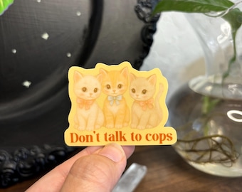 Pegatina "No hables con la policía" – Vinilo anarquista de gatitos adorables, estética suave con mensaje llamativo, pegatina vintage de gato coqueto.